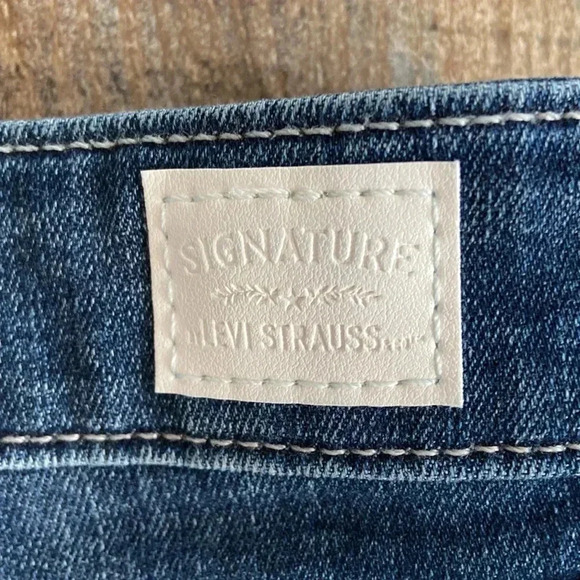 Signature  Levi’s |High -Rise Shorts - Picture 7 of 8